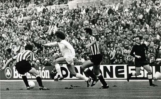 Breitner, en un partido ante el Athletic.  MANUEL SANZ BERMEJO