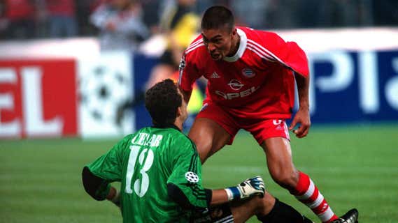 Elber celebra ante César un gol suyo en un partido entre el Madrid y el Bayern, en 2002. /GETTY