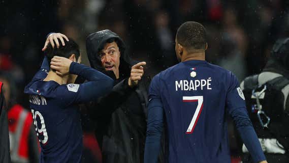 Luis Enrique da instrucciones a Mbappé. /Reuters