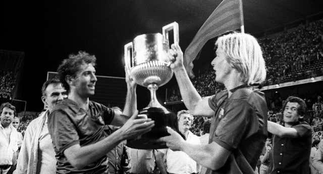 Cuando la guerra Barça-Nike lo fue entre Núñez y la plantilla liderada por Schuster y Quini
