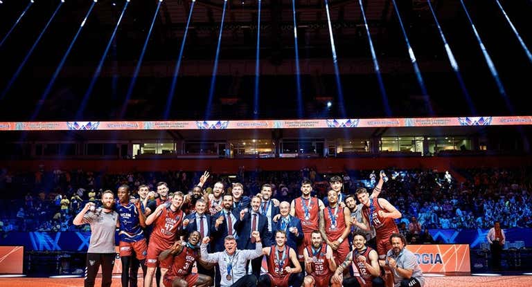 El UCAM Murcia tras colgarse la medalla de bronce en la final four de la BCL.