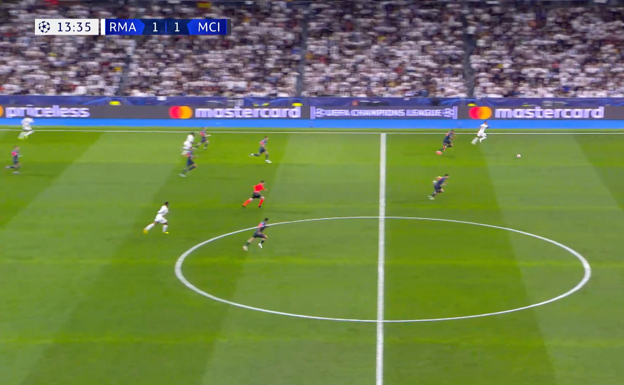 Rodrygo alcanza la pelota en campo contrario.  WYSCOUT