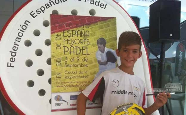 Kike Salas posa con un trofeo. RRSS