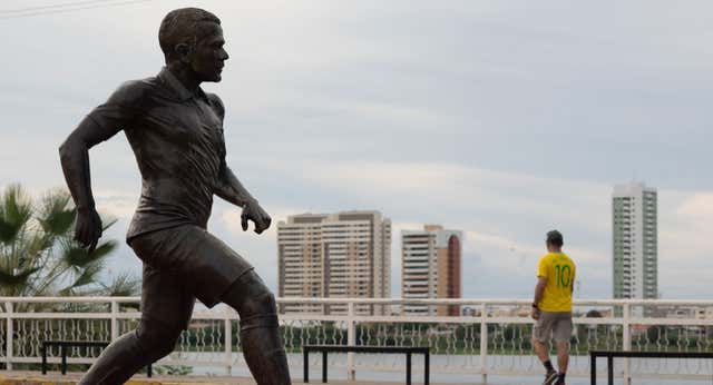 Retiran una estatua de Dani Alves en su ciudad natal