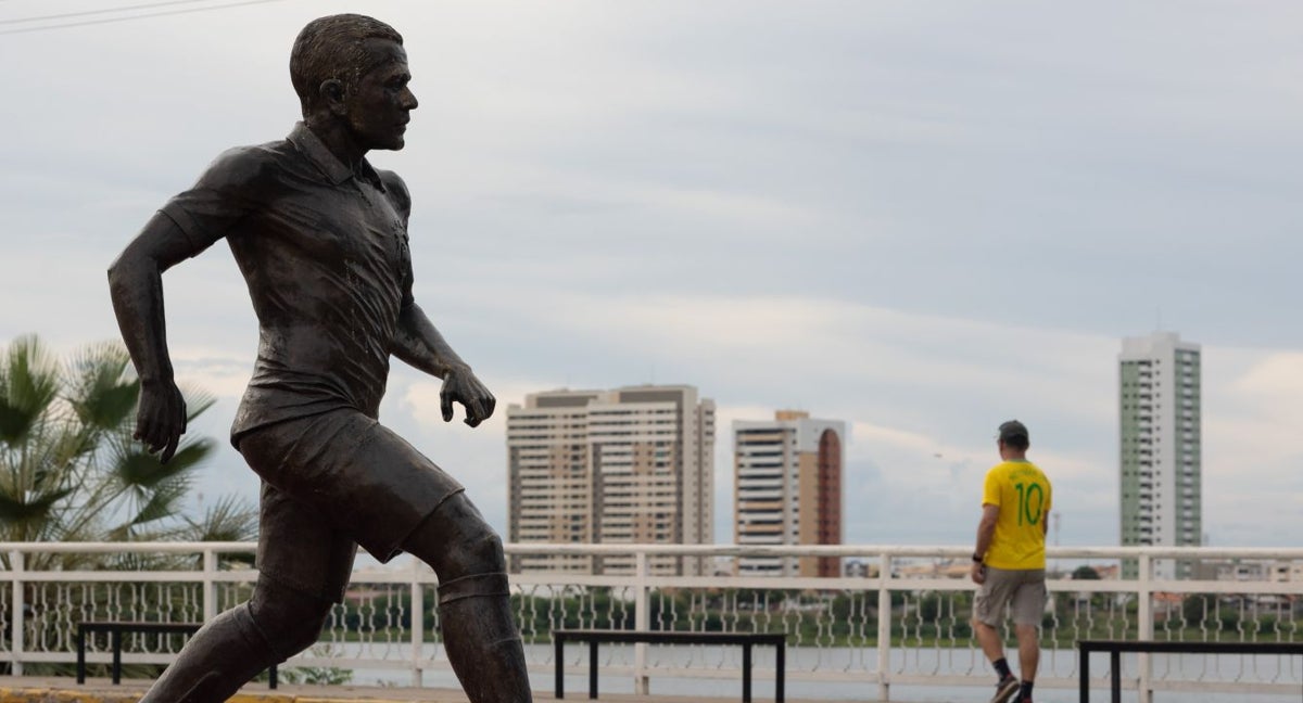 Fotografía de archivo fechada el 27 de marzo de 2024 de una escultura en homenaje al brasileño Dani Alves en Juazeiro (Brasil).
