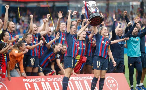 Las jugadoras del Barça con el título de liga la temporada 22/23.  REUTERS