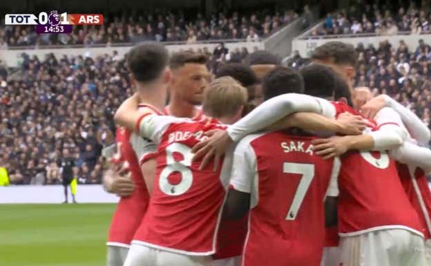 Reacción de los futbolistas del Arsenal tras marcar el 0-1 contra el Tottenham.