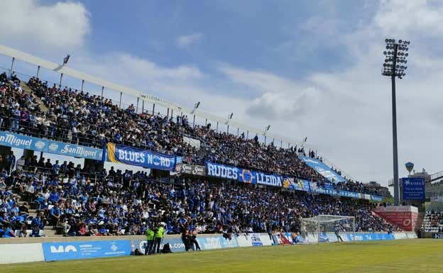 Más de 10.000 espectadores acudieron al Lleida-Europa.  RELEVO