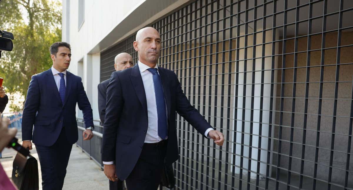 Luis Rubiales a la entrada del Juzgado número 4 de Majadahonda.