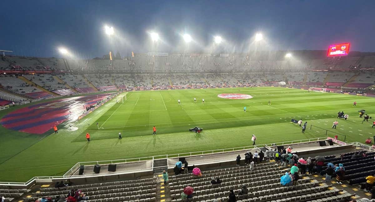 La lluvia es la protagonista del Barça - Valencia en Montjuïc.