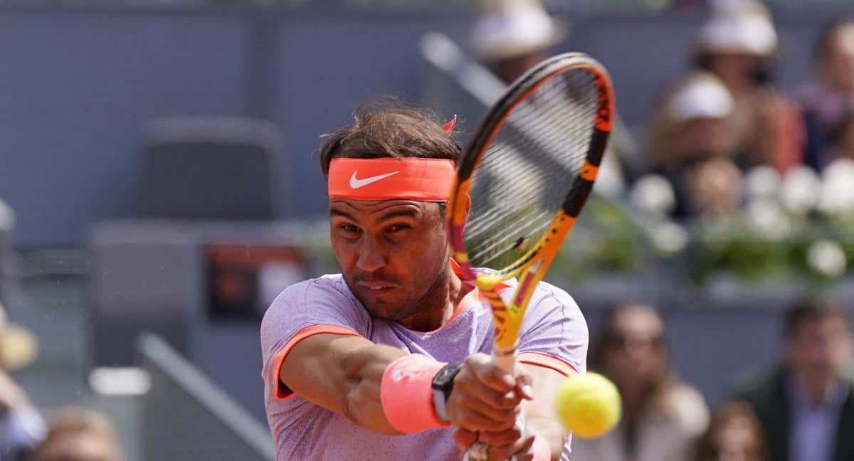 Rafael Nadal golpea un revés durante su partido ante Pedro Cachín. /REUTERS/Ana Beltrán