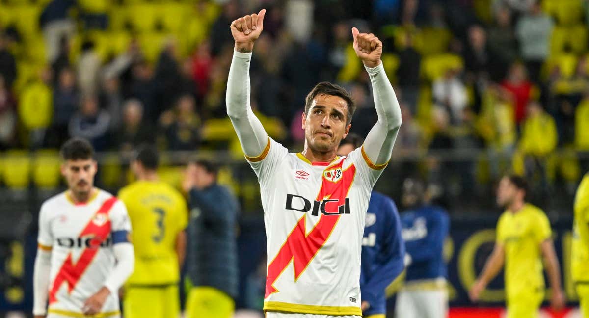 El centrocampista del Rayo Óscar Trejo al término del partido entre el Villarreal y el Rayo Vallecano. /EFE