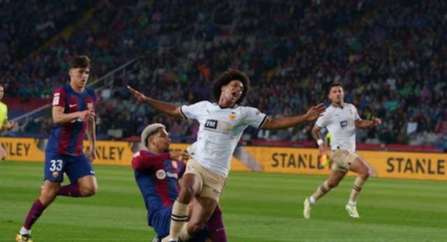 Lío arbitral por un no penalti de Iñigo ‘reincidente’ y un posible fuera de juego en el 2-2