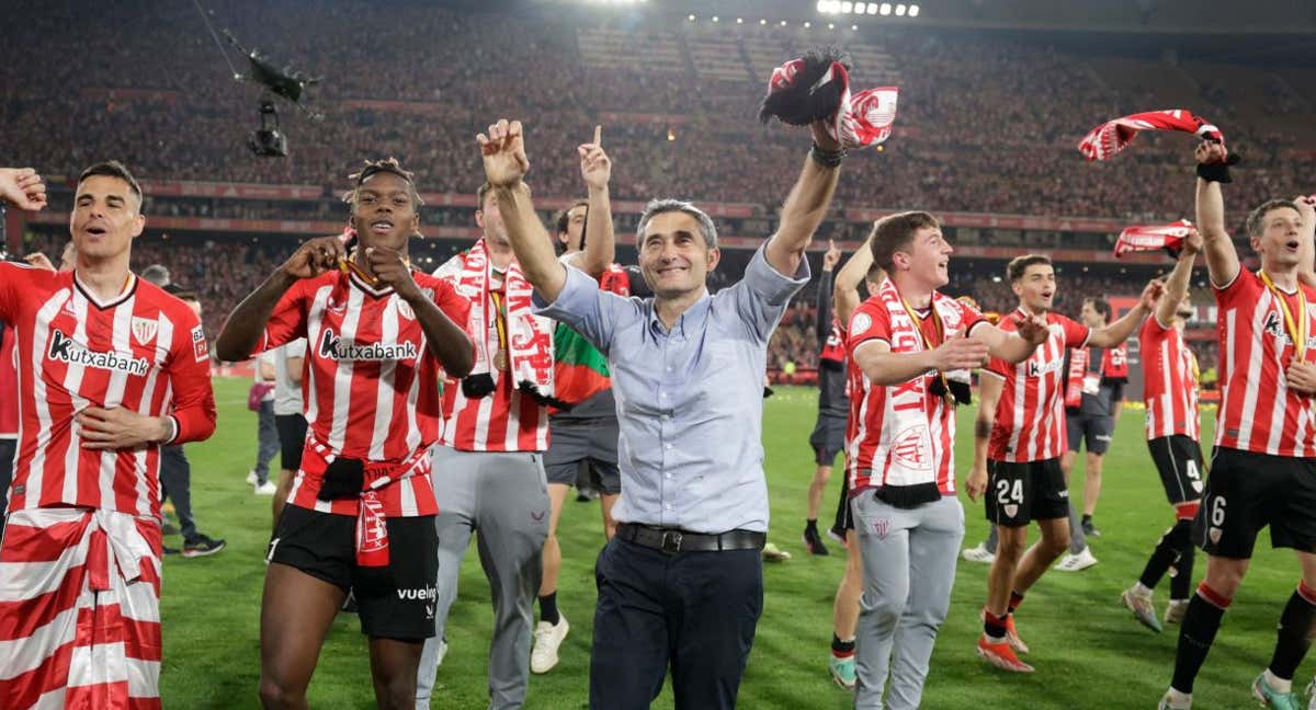 Valverde celebra junto a sus jugadores el título de la Copa del Rey./AFP