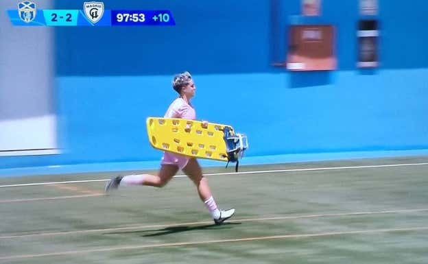 Lucía Pardo, futbolista del Madrid CFF, llevando la camilla, durante un partido de Liga F.  Captura DAZN
