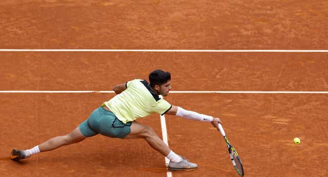 Alcaraz se impone a sus altibajos y consigue un partido más en Madrid