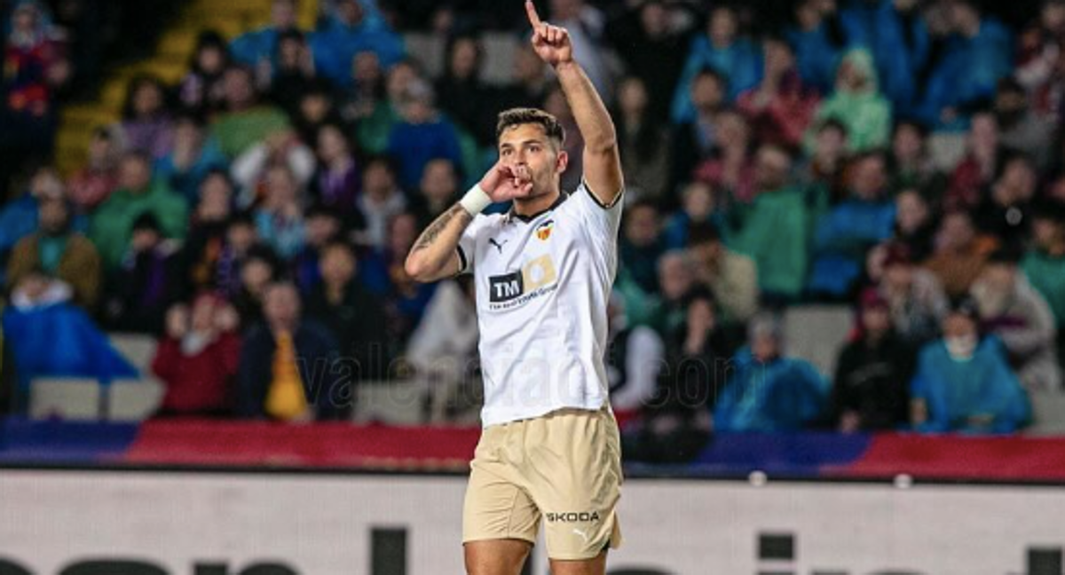 Hugo Duro celebra su gol en Montjuic. /Valencia C.F