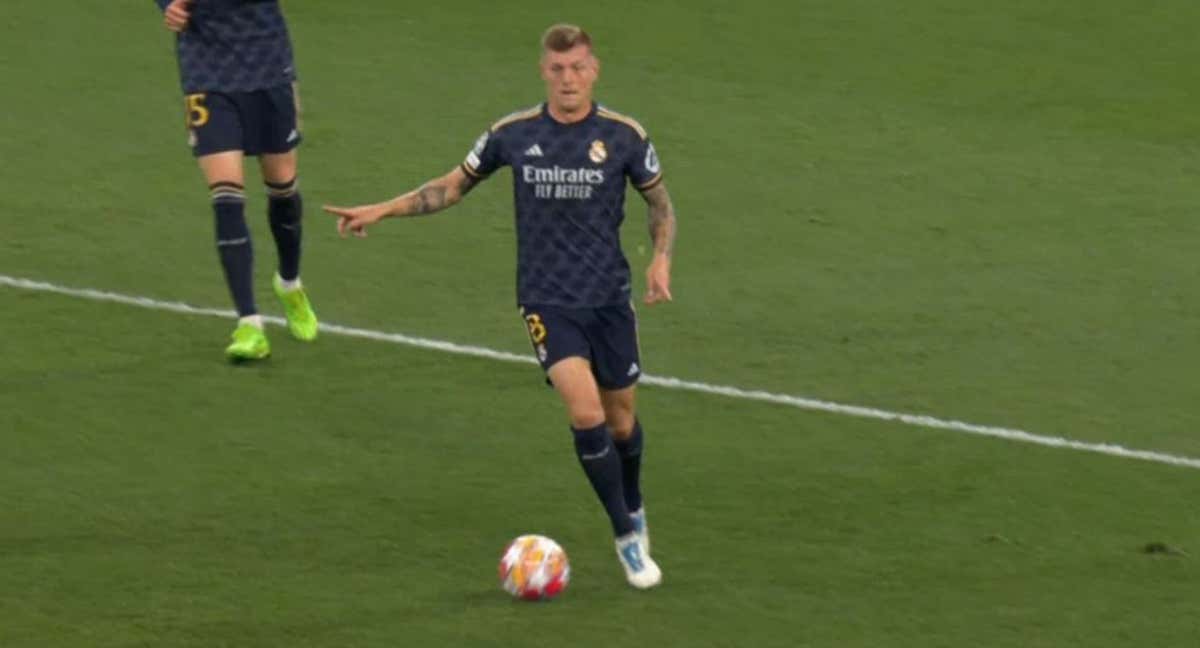 Captura del momento en el que Kroos señala a Vinicius dónde desmarcarse./MOVISTAR