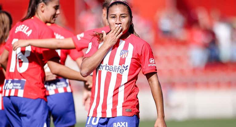 Leicy Santos dedicando un gol.