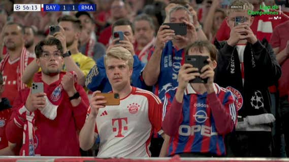 Los aficionados del Allianz graban el penalti de Harry Kane./