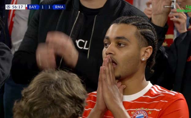 Una imagen antes del penalti en el Bayern - Real Madrid retrata el último de los males del fútbol
