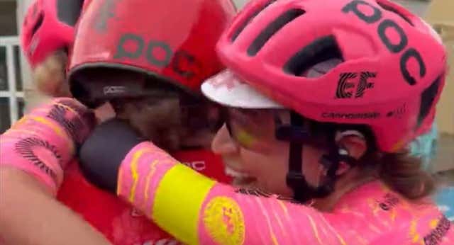 La historia tras un abrazo de locura en Moncofa que está poniendo a la Vuelta Femenina en todas las pantallas