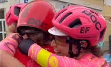 La historia tras un abrazo de locura en Moncofa que está poniendo a la Vuelta Femenina en todas las pantallas