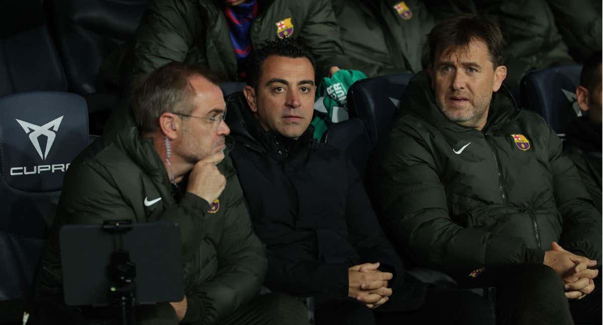 Óscar Hernández, Xavi y Sergio Alegre en el banquillo.