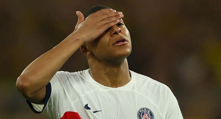 Mbappé lamentando el partido contra el Dortmund.