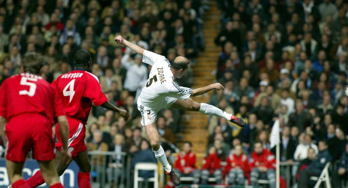 Zidane marca gol en la vuelta entre el Real Madrid - Bayern de Champions en 2004./MIGUEL BERROCAL E IGNACIO GIL