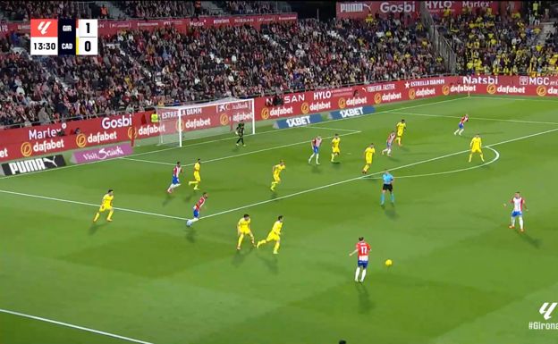 Blind se la pasa a Aleix, con Yangel y Sávio en ese mismo sector.  WYSCOUT