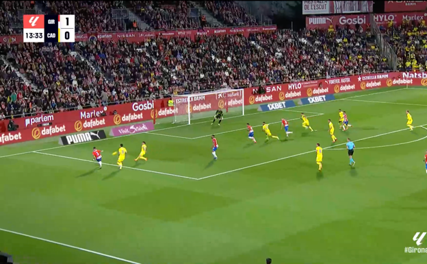 Miguel centra en ventaja con hasta cuatro jugadores del Girona cargando el área de forma escalonada.  WYSCOUT