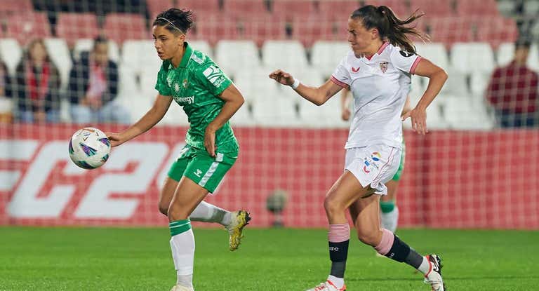 Carol y María Pérez durante el derbi.