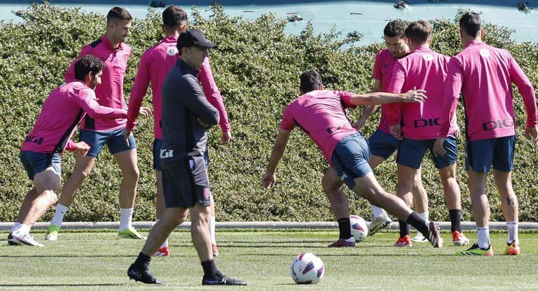 Los jugadores rojiblancos se ejercitan en Lezama ante la supervisión de Valverde.