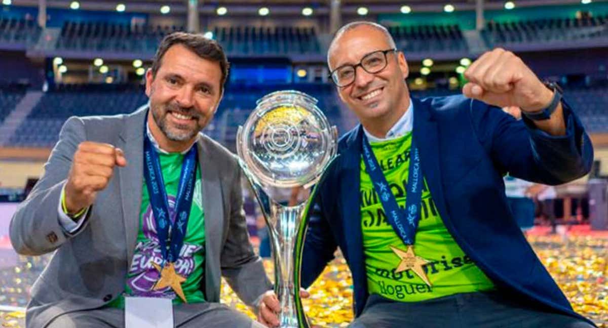 El director general, josé Tiirado, y el entrenador, Antonio Vadillo, celebran la consecución de la UEFA Futsal Champions League.
