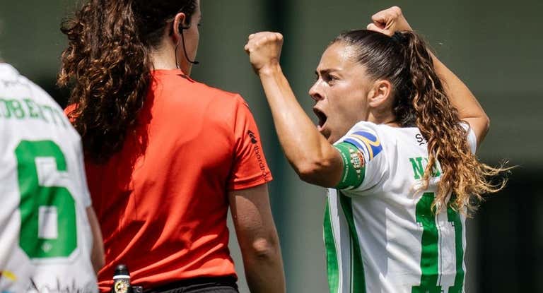 Nuria celebrando durante un partido.