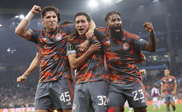 Los futbolistas del Olympiacos celebran uno de los goles del partido. REUTERS