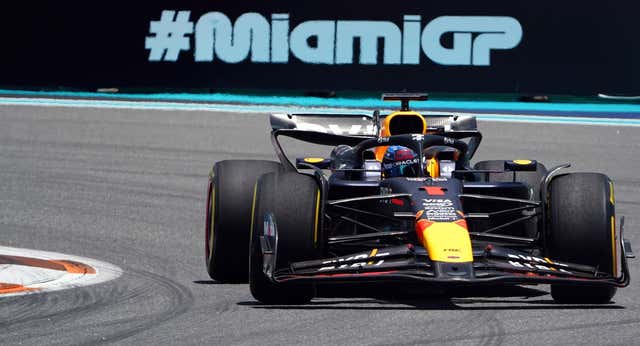 Los rivales le extienden una alfombra roja a Max Verstappen y le regalan la pole de la sprint