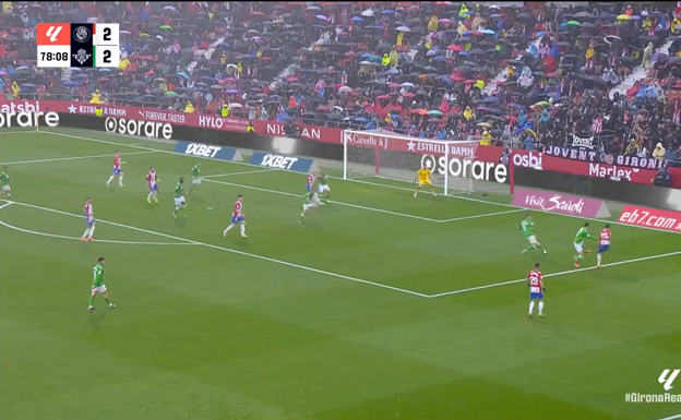 El que centra es Eric Garcia, el central diestro, que ha llegado a esta altura y eso le permite a su equipo situar a cuatro jugadores en zonas de remate.  WYSCOUT