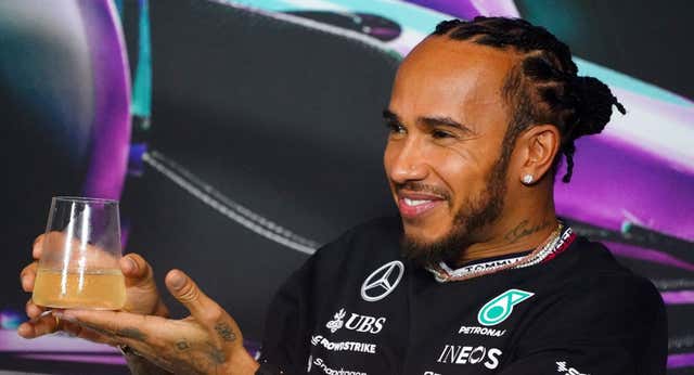Hamilton se ‘viste’ de Mbappé para contar la cruda realidad desde lo más alto: «Eso de tener dinero… no es tan bonito »