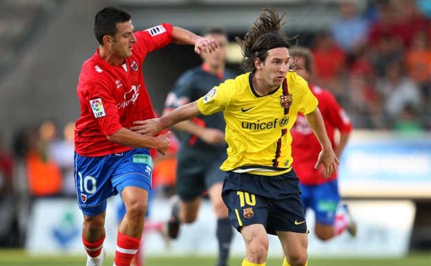 Moreno, ante Messi, en un Numancia-Barça.  GETTY