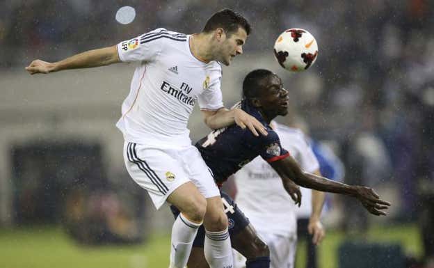Nacho Fernández pelea con Matuidi en un PSG-Madrid disputado en Catar en 2014. EFE/Ali Haider