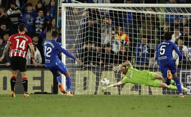 Simón detiene el penalti a Greenwood en el tramo final. EFE