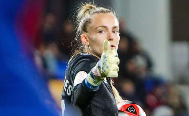 Esther Sullastres durante el partido contra el Barça.  SEVILLA FC