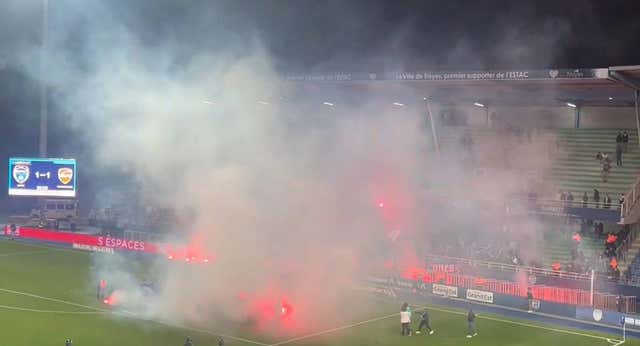 El City Group ‘abandona’ al Troyes y desata una lluvia de bengalas por su descenso