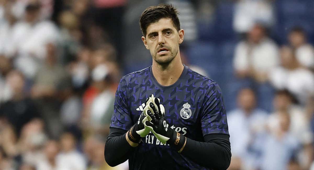 Courtois aplaude a la afición antes del Real Madrid-Cádiz.