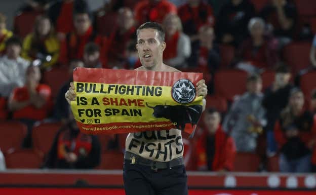 Un espontáneo saltó al césped de Son Moix para protestar contra la tauromaquia.  EFE