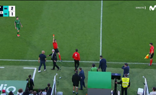 Expulsan a un jugador del Racing por pedir que se pare el partido cuando un aficionado entró en paro cardiaco en la grada de El Sardinero