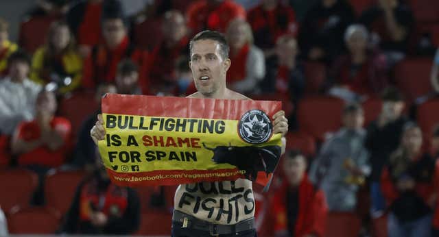 Un espontáneo salta a Son Moix: “La tauromaquía es una vergüenza para España”