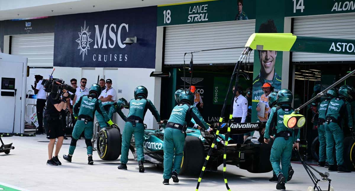 Los mecánicos de Aston Martin devuelven el coche de Lance Stroll al garaje tras el accidente. /AFP